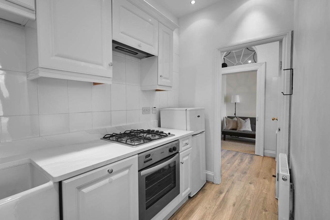 Host & - Scoresby Place * Whitby